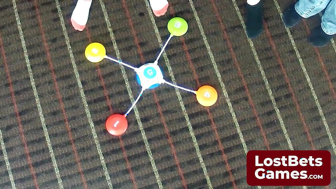 Napalone lesbijki grają w strip pod stomp game