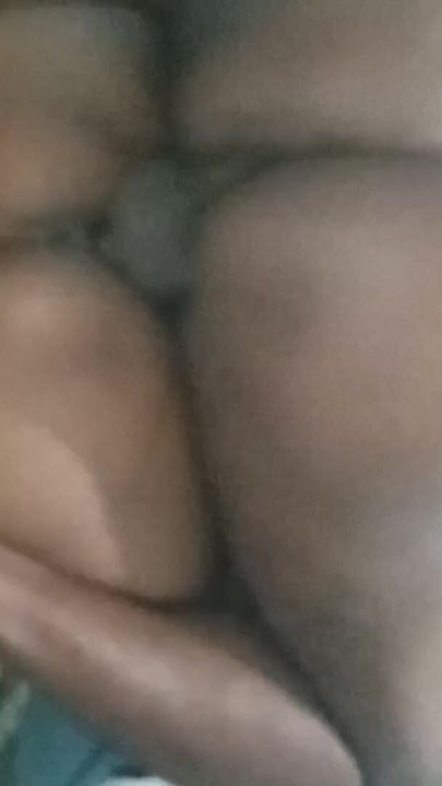 女朋友第一次在房间里被她的男朋友用大鸡巴性交 | 短片 1