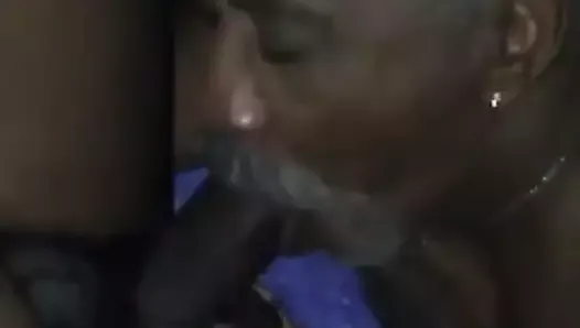 ペニスをしゃぶる年上の黒人男性