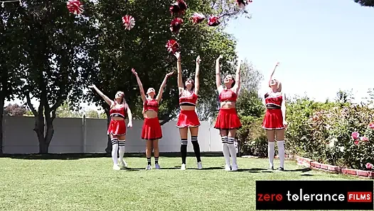 ZERO TOLERANCE FILMS - uniformierte college-cheer-schlampen haben verschwitzte orgie-fickfest nach dem training