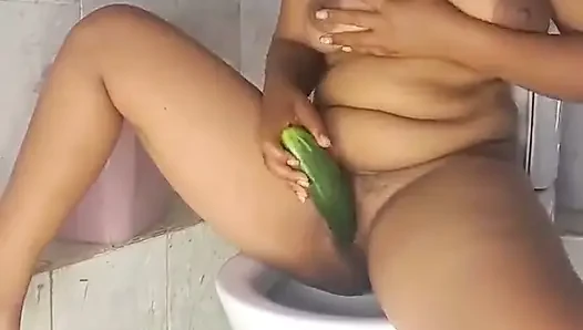 Salatalık kullanarak tuvalette fışkırtıyor