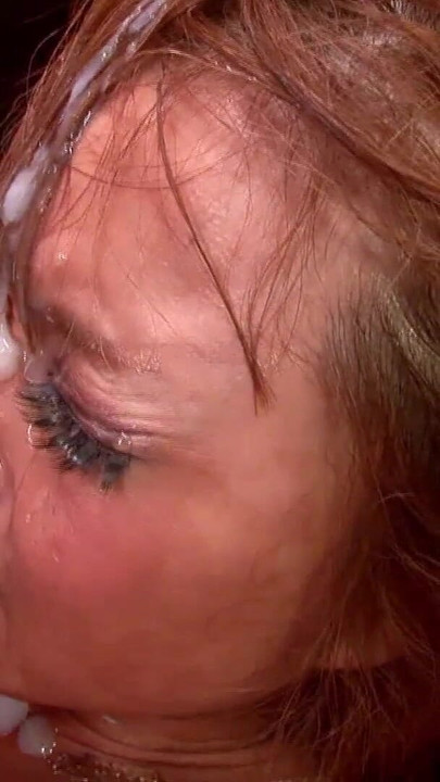 Captivating moment from "Asiatische Milf hat Bukkake Party mit sehr vielen schwaenzen"