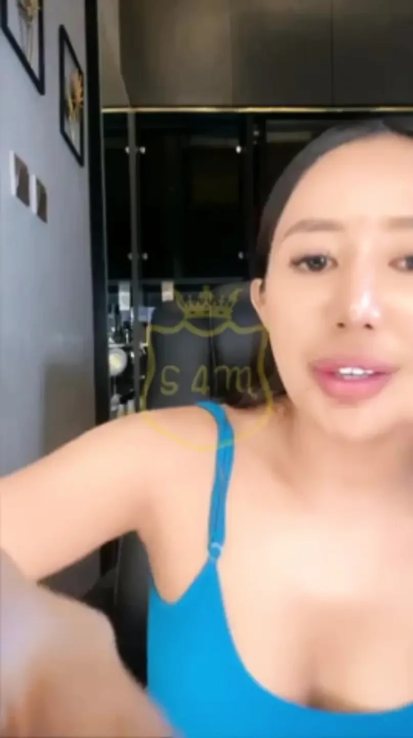 印度尼西亚模特有紧阴道和大胸部，想要被 Ojol 性交