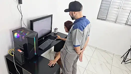 Als der Techniker ankommt, begrüßt sie ihn und provoziert ihn!