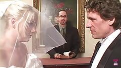 Marido cornudo organiza un trío anal con doble penetración para su esposa rubia después del matrimonio