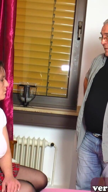 Zapanjujući trenutak iz "Njemačke zaobljene djevičanske pastorke pozvane na seks od strane očuha"