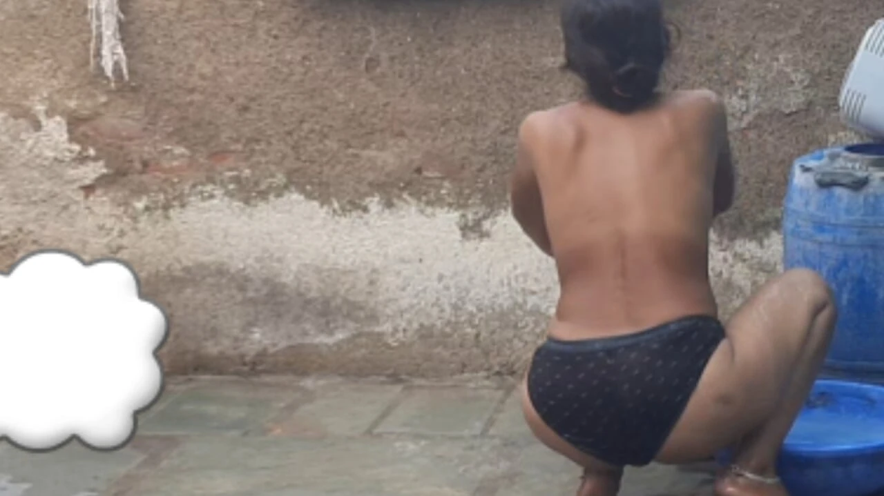 La casalinga del mio parente sta facendo il bagno nel bagno aperto indossando biancheria intima nera a casa mia
