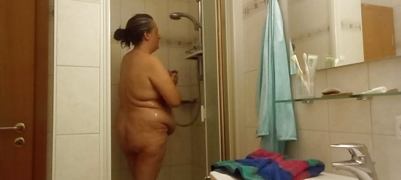 Dikke Mature BBW neemt een douche, Eva Pur toont haar rondingen Deel 1