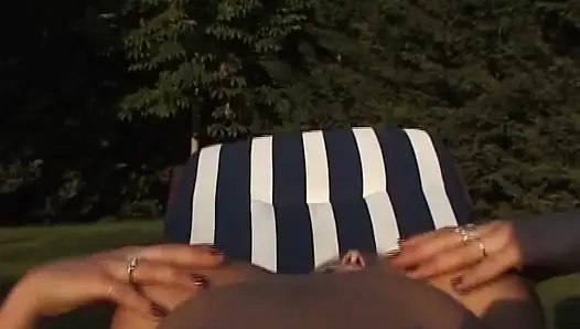 Schau zu, wie dieses perfekte deutsche schätzchen spaß im freien mit ihrer perfekten muschi hat