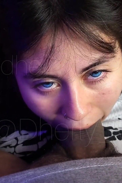 Χαριτωμένη πουτάνα λατρεύει να ρουφάει χοντρές πούτσες