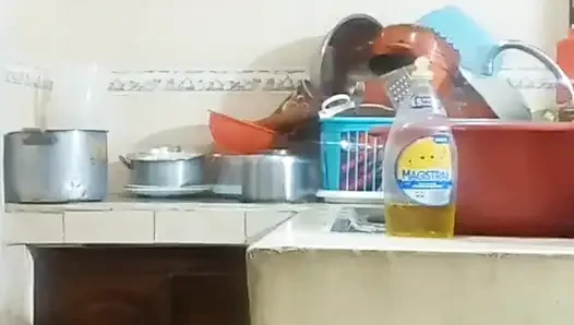 Pembantu nakal ini lagi asik cuci piring sama pembantunya