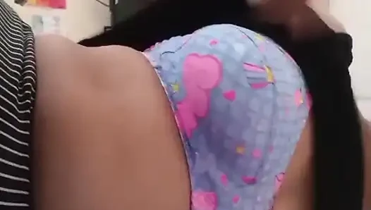 Genç Sri Lankalı stajyer öğle tatilinde dildoyla sert seks yapıyor