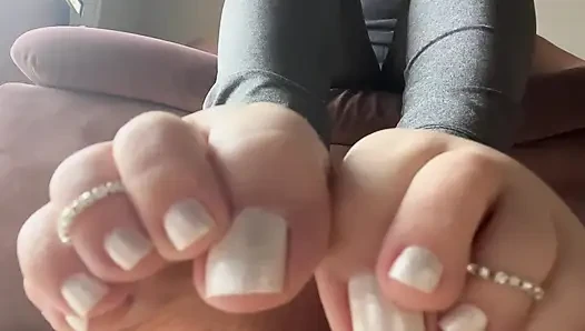 Fetish kaki nakal suka memamerkan kaki kecil dan telapakku sambil mensimulasikan Footjob