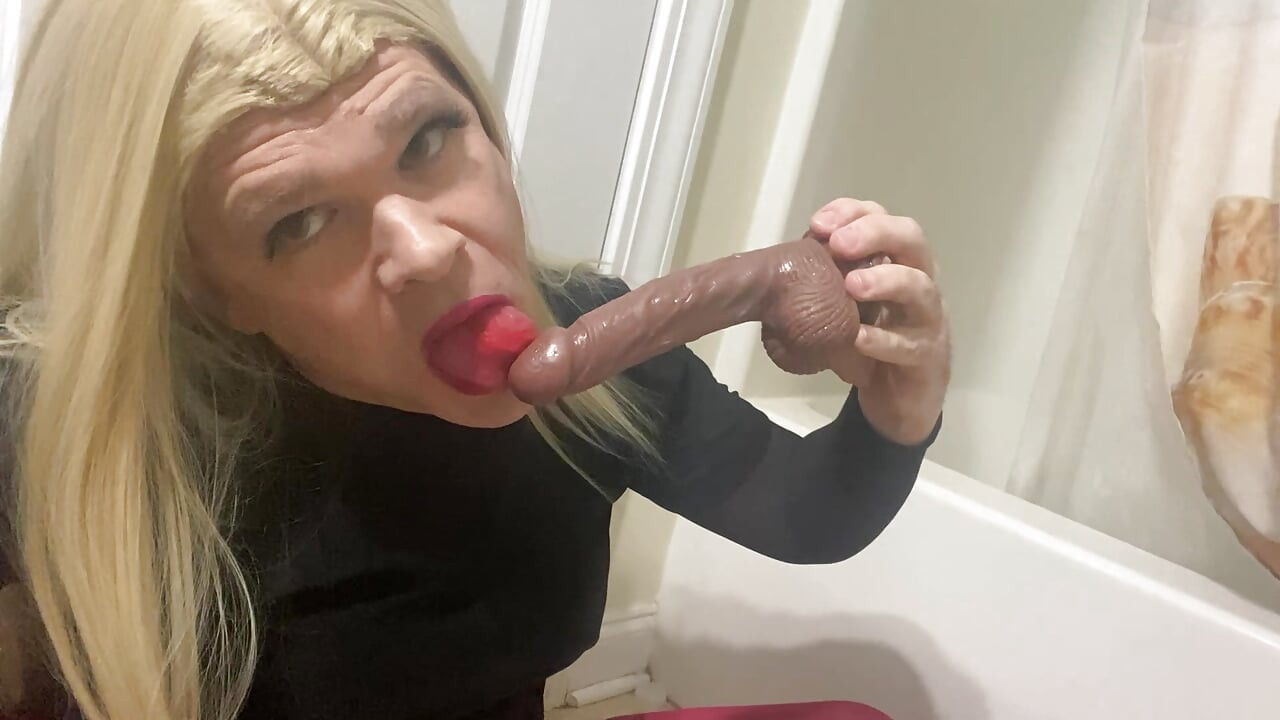 Webcam hottie shemale in sexy Red stockings high heels trying to get them involved to make her cum