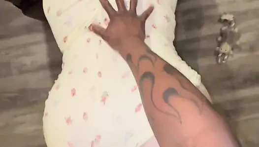 Tombul tombul karıma nasıl üzgün olduğumu gösteriyorum