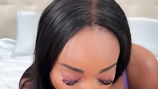 Die vollbusige göttin lily starfire befriedigt sich mit einem guten muschi-hämmern