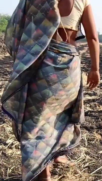 Indian Desi Village Outdoor bhabhi ne apne ghagara utha Kar apni khubsurat pankhudiyon wali bhosdi ke darshan Apne devar ko karvaya khule kh | Clip 1