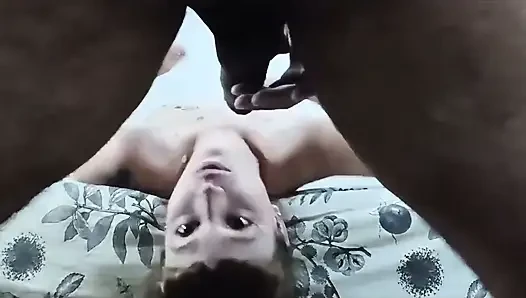 Swallower profesional menelan kontol dan mengisap semuanya.