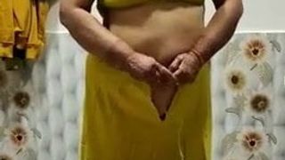 Une belle-mère desi expose ses gros seins