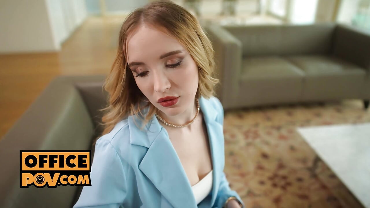 Tatlı kelimeler Polly Yangs'ın bacaklarını açmasına neden oluyor