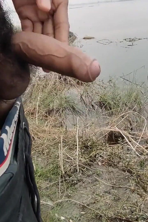 Uma masturbação indiana de pau grande no lado da libra