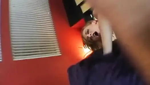 Sıska bir kaltağın götü için büyük sert bir yarak