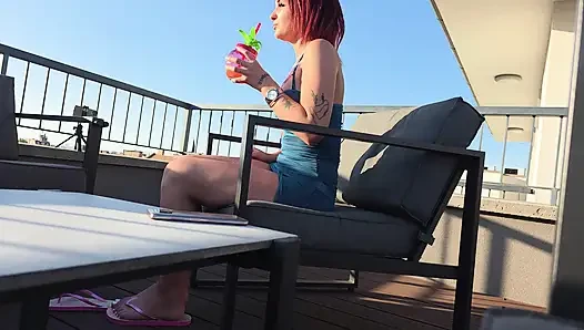 Si rambut merah super seksi dan hot masturbasi di teras terbuka di bawah sinar matahari menganga dan memberikan handjob berminyak