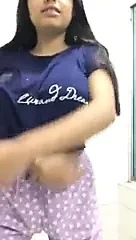 インド人女の子のおっぱいを押す