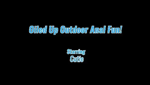 Heiße süße wird für analspaß im freien eingeölt !!