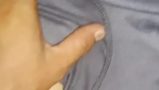 Auf der anderen Seite des Teiches ist ein Krokodil in der Mitte des Teiches