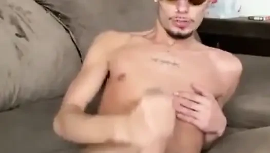 Genç, yaramaz, sokak akıllısı adam edepsizce konuşuyor