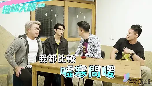 Ateşli dövmeli piliç, Yaner, kulübün banyosunda karşılama sanatçısı tarafından sikiliyor