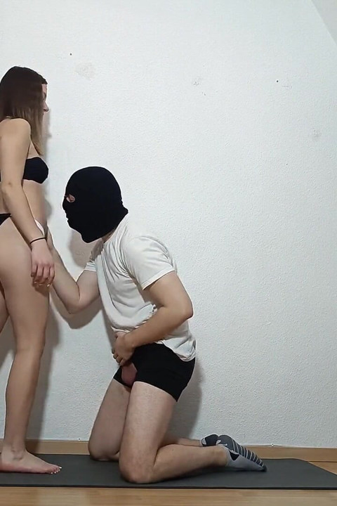 Ballbusting in Knappen Bikini