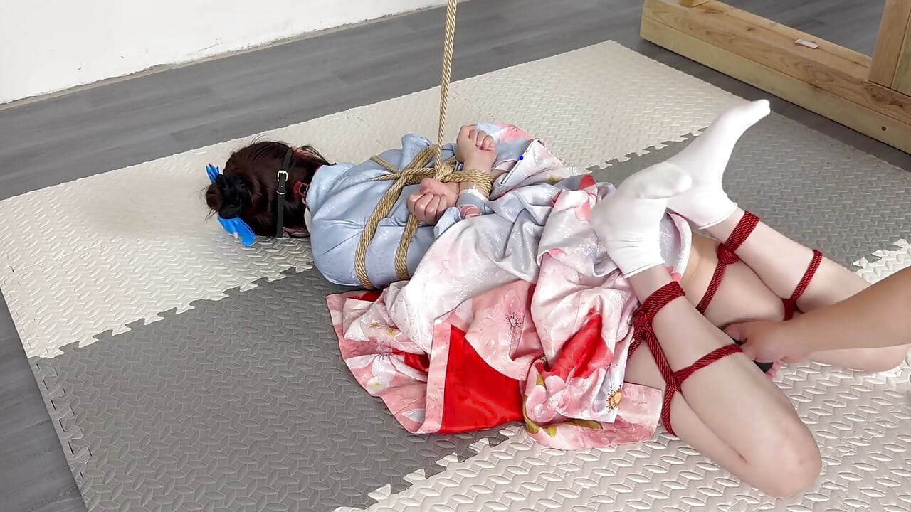 在阳光明媚的日子穿着和服的高潮版本