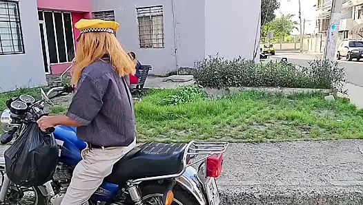 Meine freundin mit einem dicken arsch hat sex mit einem alten fremden, während ich zuschaue.