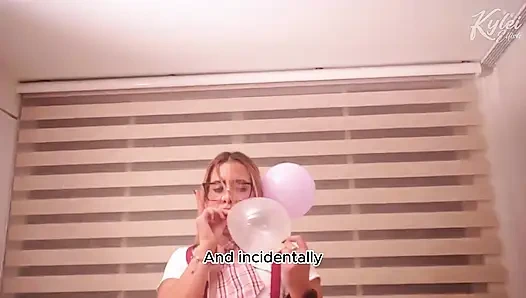 Mit Ballons aufgeblasen und reiben, um dich wie nie zuvor anzuschalten. Kylei Ellish und Ann reitet