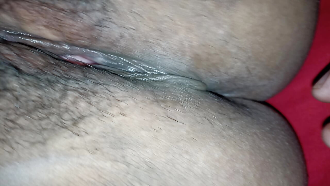 Le agarro y abro la vagina a milf putita