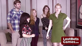 新女孩加入一个狂野的脱衣舞摇滚纸剪刀游戏