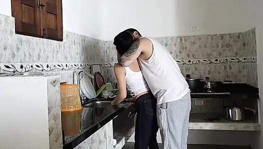 Aku ngentot istriku habis-habisan sambil memperbaiki dapur