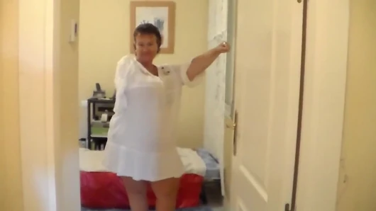 Jen berbaring di tempat tidur dan kencing di lantai