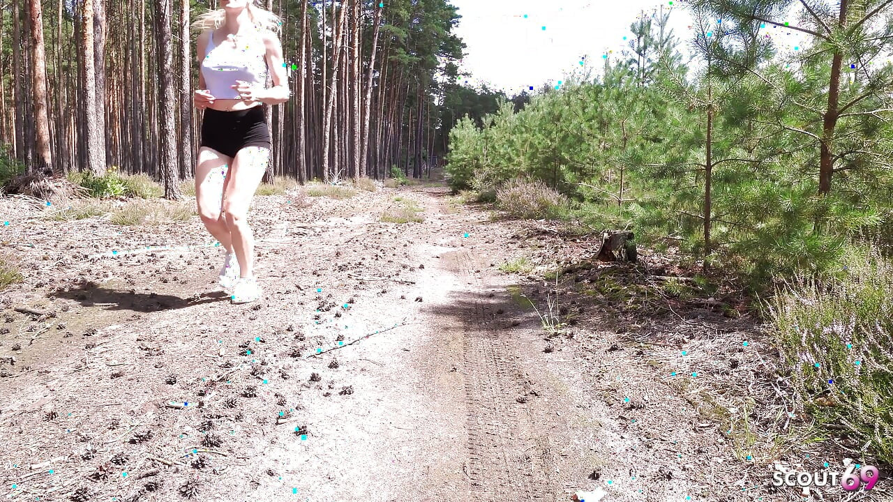 Duits brilmeisje Vivi Vallentine verleiden tot risicovolle seks in de buitenlucht door een vreemde