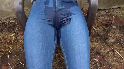 Meando algunas veces en mis jeans en un día