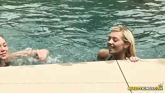 We Live Together - emma dan jessie suka banget becek di pinggir kolam renang