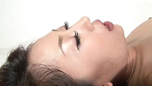 Memikat pelacur Jepang suka menerima kontol keras di memeknya