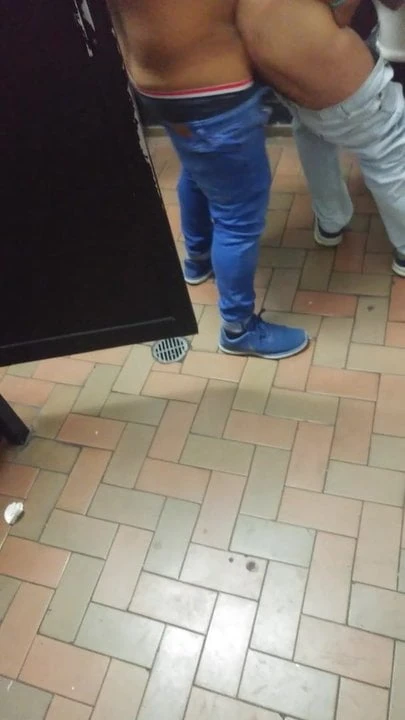 Cogiendo en wc publico