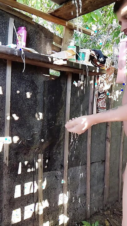Pasangan seks oral mandi di luar
