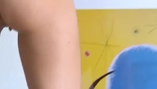 Boneka pirang Jerman seksi menggosok memeknya dalam adegan solo