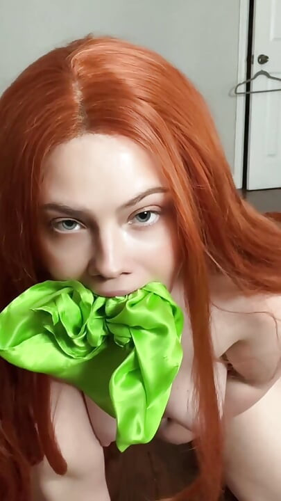 Daphne neukt haar mooie kut
