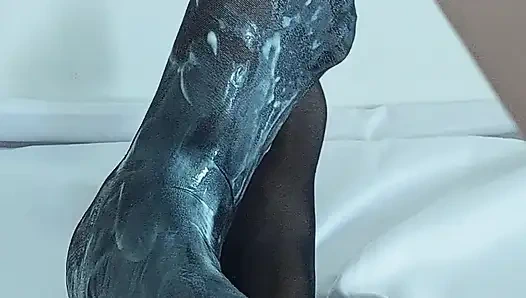 ЧЕРНЫЕ КОЛГОТКИ С БОЛЬШИМ КОЛИЧЕСТВОМ КОСМЕТИКИ