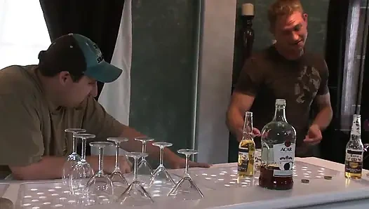 Schöne blonde MILF liebt es, mit dem besten freund ihres sohnes zu ficken